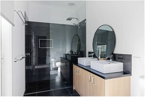 Regadera, toallas, jabón, papel de baño 