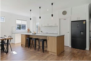 Fridge, microwave, oven, stovetop - Seabreeze on Walton (Cowes)