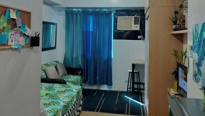1 bedroom, iron/ironing board, internet, bed sheets - Luxurious City View Condo for Rent in Quezon City (Quezon City)