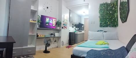 1 habitación, tabla de planchar con plancha, internet y ropa de cama