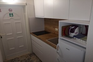Kühlschrank, Mikrowelle, Herdplatte, Toaster