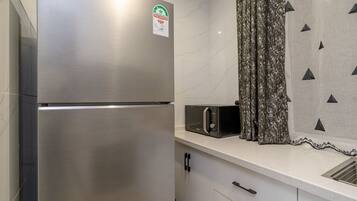 Apartment, 1 King Bed, Kitchen, Pool View | Private kitchen