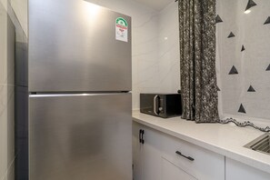 Apartment, 1 King Bed, Kitchen, Pool View | Private kitchen