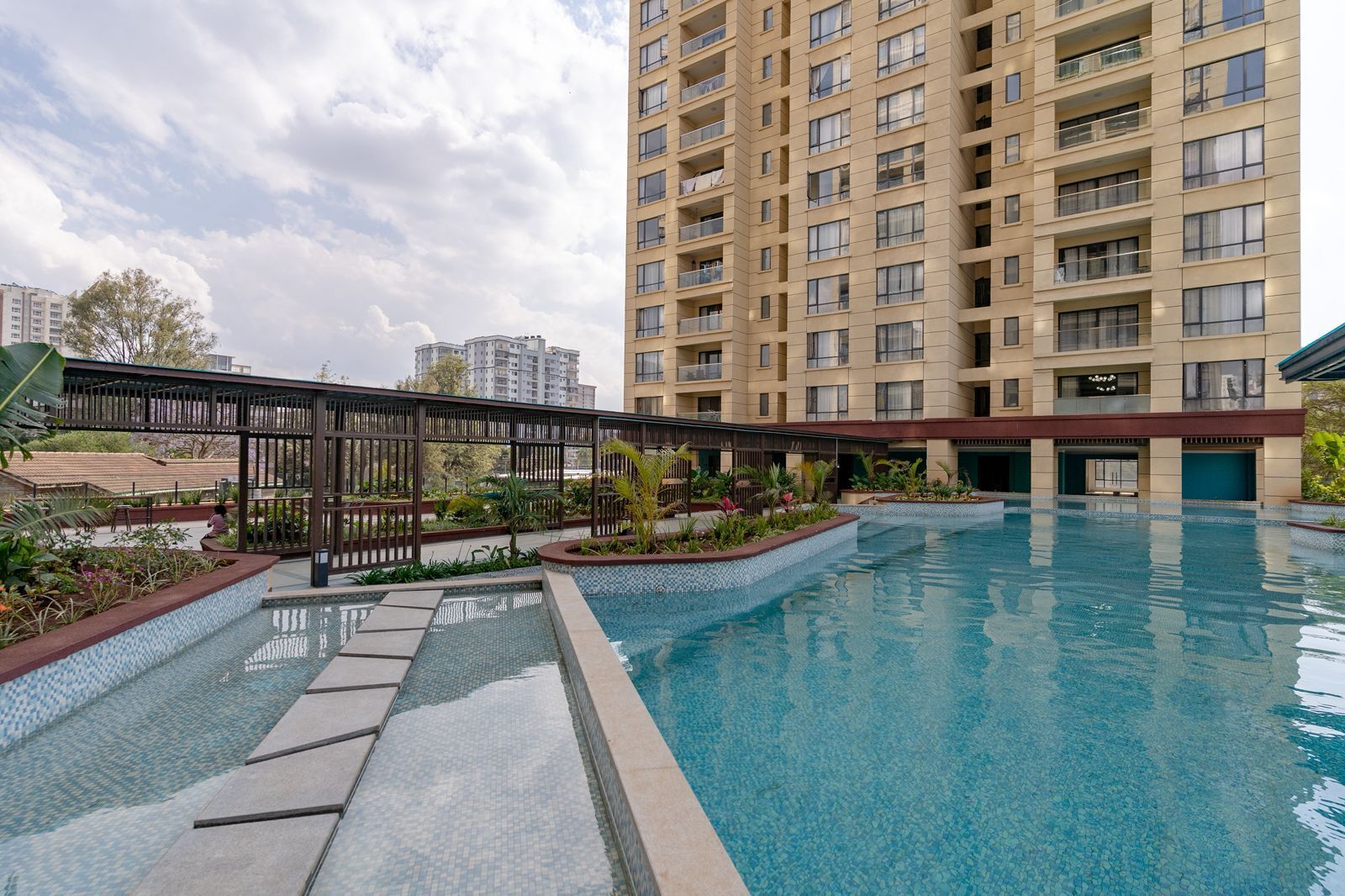 Una piscina al aire libre