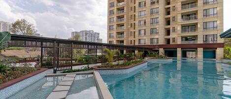 Una piscina al aire libre