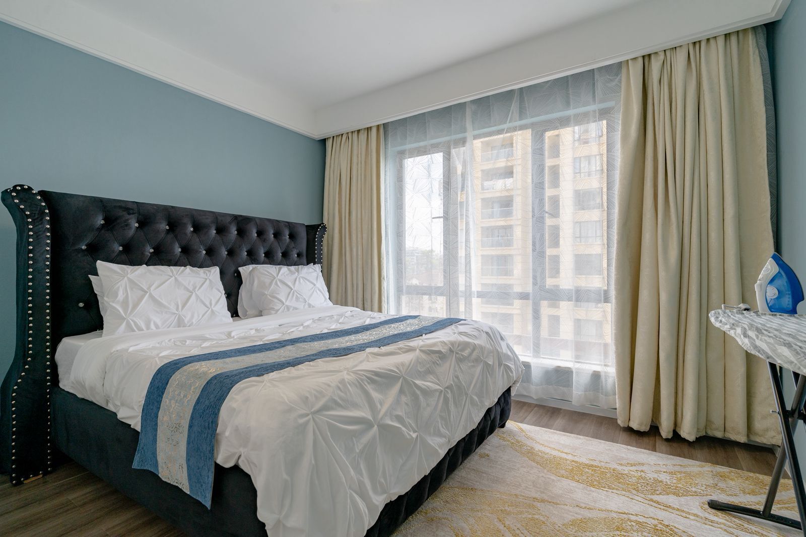 Cortinas blackout, tabla de planchar con plancha y wifi gratis 