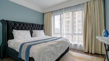 Apartment, 1 Katil Raja (King), Kitchen, Pool View | Langsir/tirai gelap terus, seterika/papan seterika, Wi-fi percuma