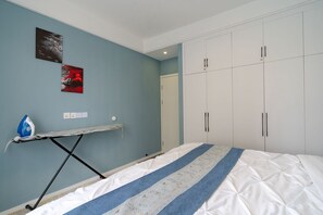 Apartment, 1 King Bed, Kitchen, Pool View | Blackout curtains, iron/ironing board, free WiFi