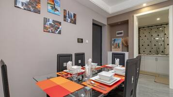 Apartment, 1 Katil Raja (King), Kitchen, Pool View | Makan dalam bilik