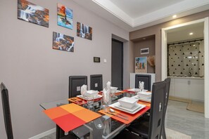 Apartment, 1 King Bed, Kitchen, Pool View | In-room dining