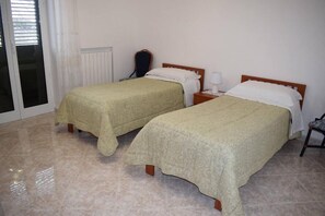 3 bedrooms, iron/ironing board, free WiFi, bed sheets - Valley vacation home (Locorotondo)