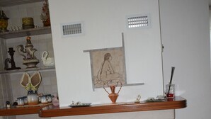A living room with a fireplace, a coffee table, and a dining area with chairs. - Valley vacation home (Locorotondo)