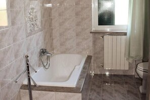 تجهيزات دش، مجففات شعر، مراحيض شطف، مناشف