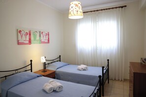 Planxa i posts de planxar, wifi i roba de llit 