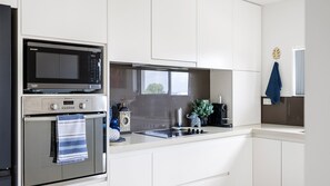 ثلاجة، ميكروويف، فرن، موقد طهي مسطح