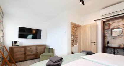 Ana’s Stone House Jurčić Kalić with the Pool