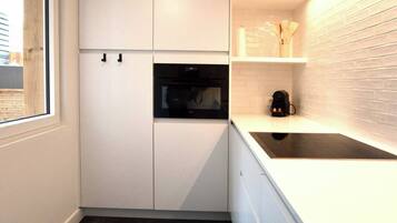 ثلاجة، ميكروويف، فرن، موقد طهي مسطح