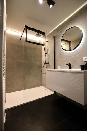 Shower, hair dryer, towels, soap - Cozy, quiet apartment 200 meters from the sea with garage (Middelkerke)