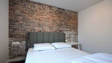 2 عدّة غرف نوم وخزنة داخل الغرفة ومكواة/لوح كي وسرير سفر