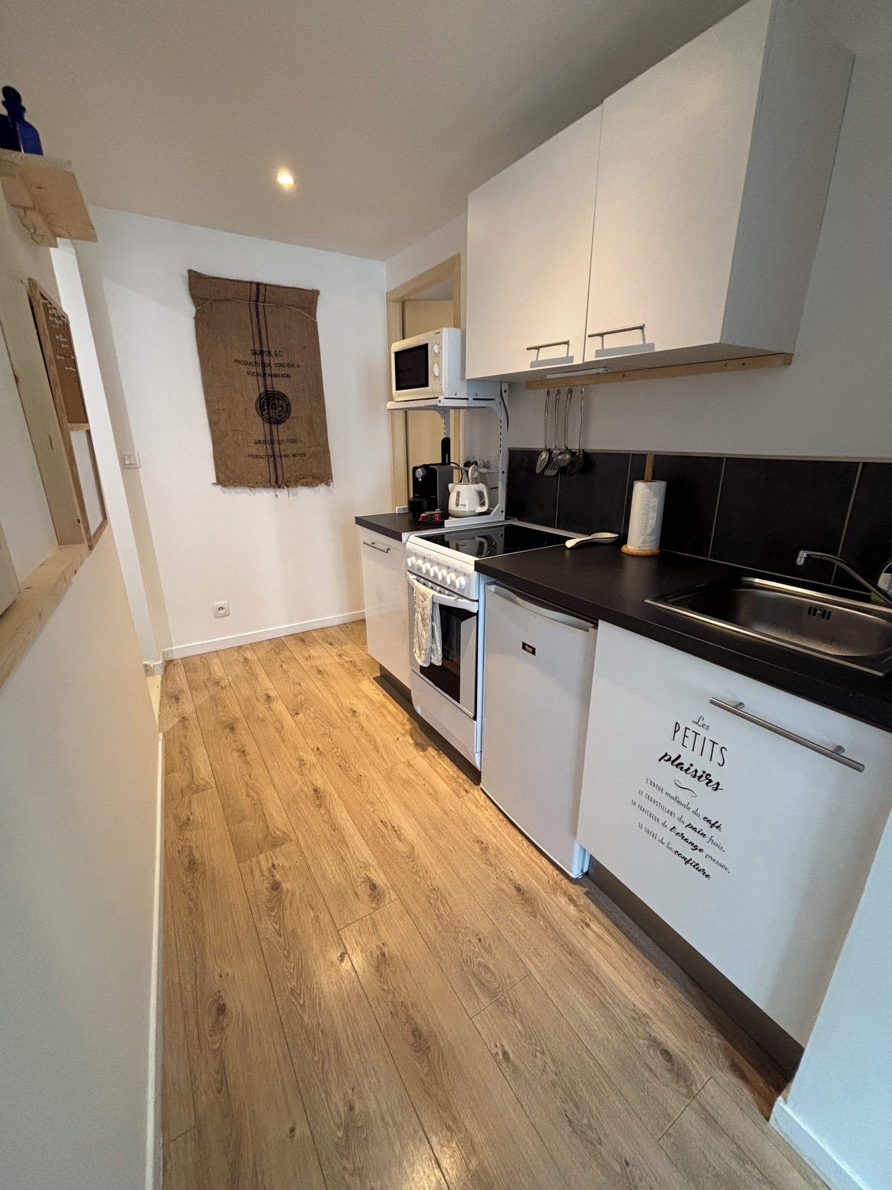 Réfrigérateur, micro-ondes, four, plaque de cuisson