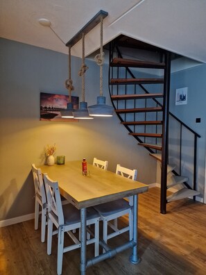 Dining - Vacation home Grevelingen. Enjoy with exclamation point! (Brouwershaven)