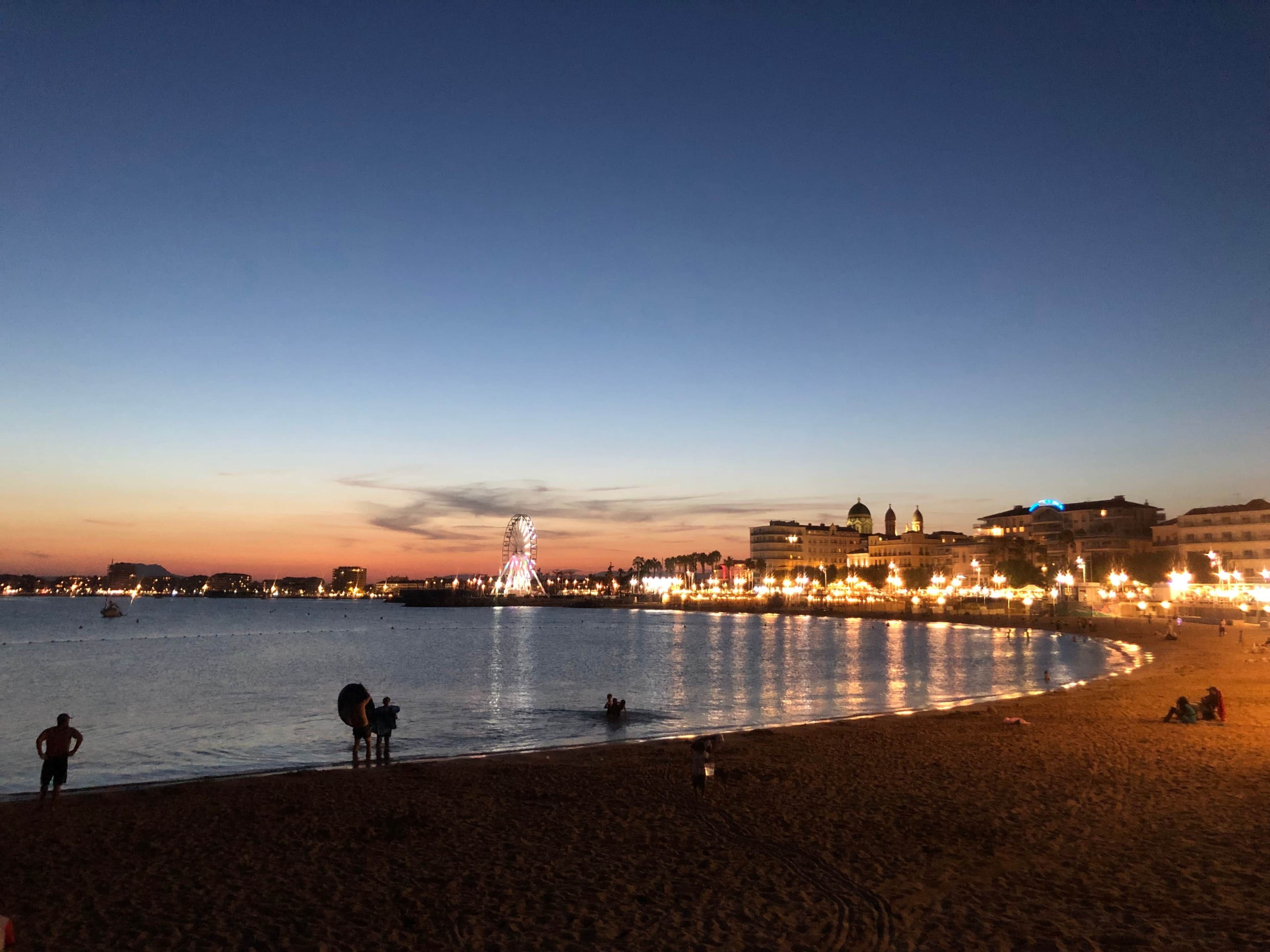 Nära stranden, solstolar och strandhanddukar