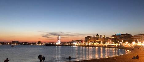 Nära stranden, solstolar och strandhanddukar