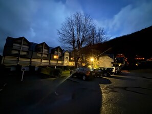 المنطقة المحيطة بالمنشأة