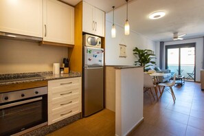 Microwave, oven, stovetop, dishwasher - 2 bedroom centraly-located flat (Torrevieja)