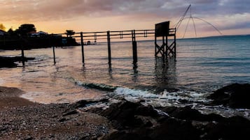 Ligstoelen aan het strand