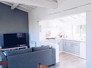 Een televisie, een open haard en boeken