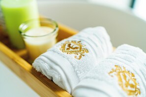 مستلزمات مجانية للعناية الشخصية، مناشف، صابون، شامبو