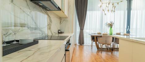 Luxury-Villa, Terrasse, Blick auf den Golfplatz | Eigene Küche