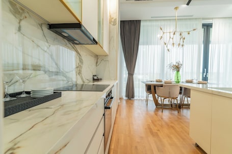 Refrigerador con freezer, horno, placa de cocina, lavavajillas