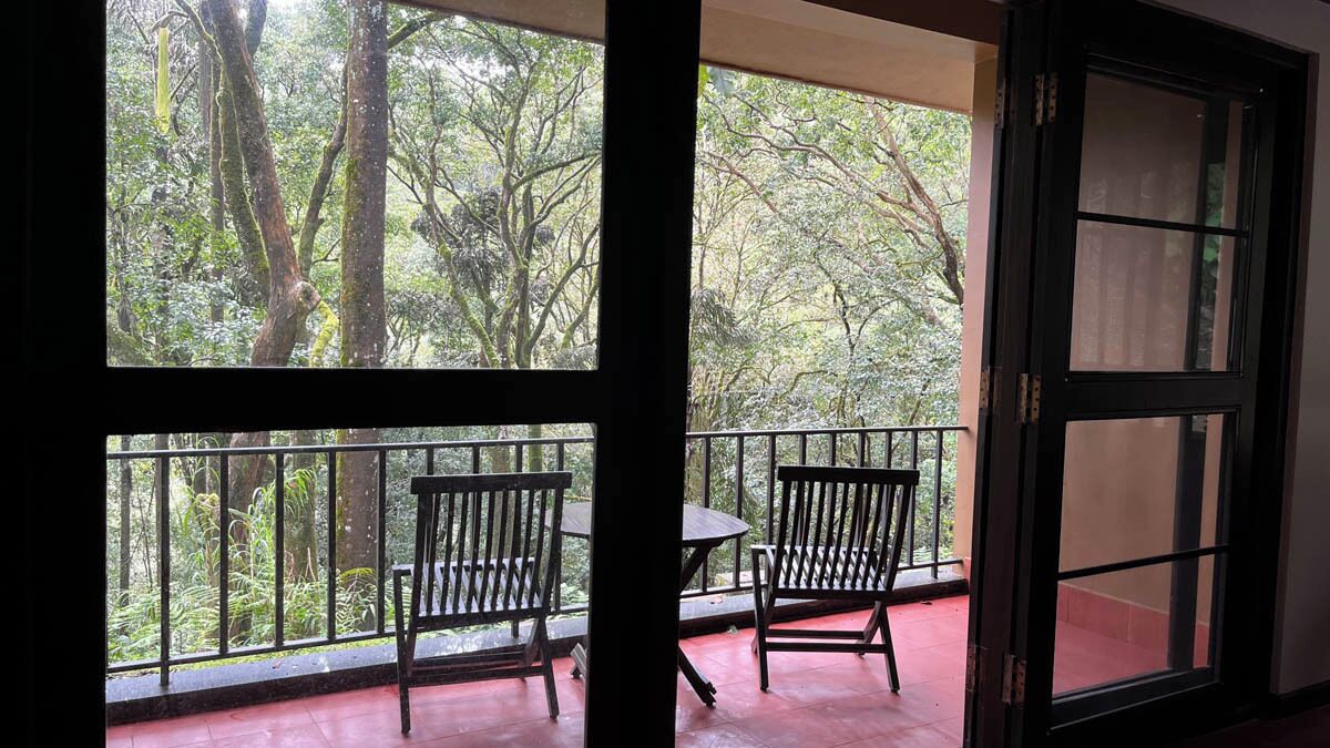 Fern Grove Cottage | In-room safe, desk, laptop workspace, blackout drapes