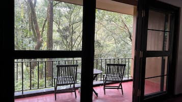 Fern Grove Cottage | In-room safe, desk, laptop workspace, blackout drapes