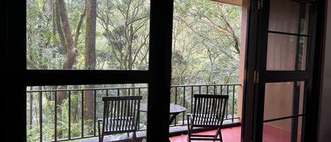 Fern Grove Cottage | In-room safe, desk, laptop workspace, blackout drapes