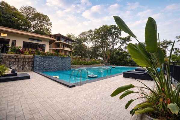 Outdoor pool - Nirjhara Coorg  (Somvarpet)