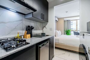 Fridge, microwave, stovetop, coffee/tea maker - w* | Contemporary Loft in Vibrant Obarrio (Panamá)