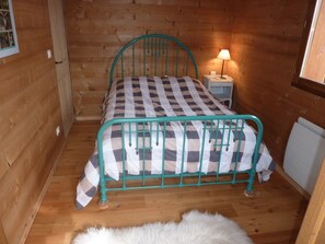 Iron/ironing board, bed sheets