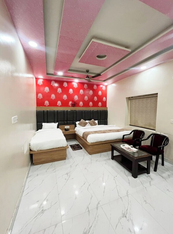 Kamar Triple Deluks, AC | Seprai antialergi, meja kerja, kedap suara, dan Wi-Fi gratis