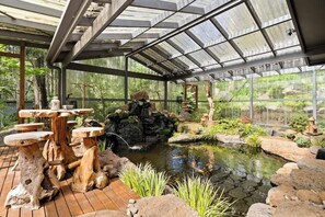 Outdoor dining - Sassafras 4BR retreat on 2.5 acres w firepit (Sassafras)