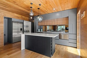 Réfrigérateur, micro-ondes, plaque de cuisson, lave-vaisselle