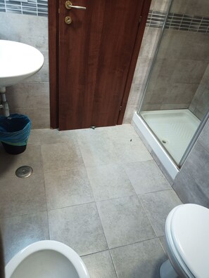 Shower, hair dryer, bidet, towels - Seven miracles inn (Roma)