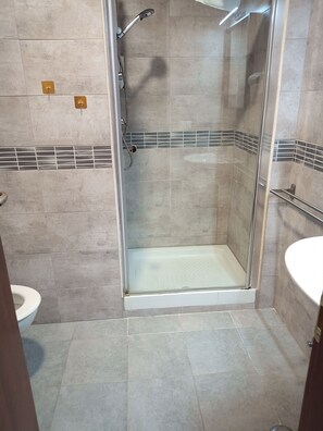 Shower, hair dryer, bidet, towels - Seven miracles inn (Roma)