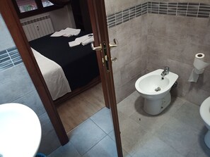 Shower, hair dryer, bidet, towels - Seven miracles inn (Roma)