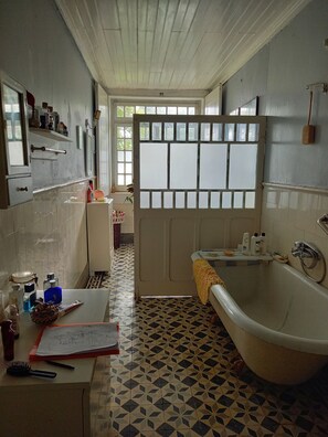 مجففات شعر، مناشف، صابون، ورق حمّام