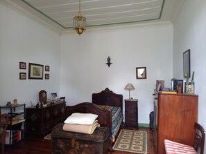 Iron/ironing board, bed sheets