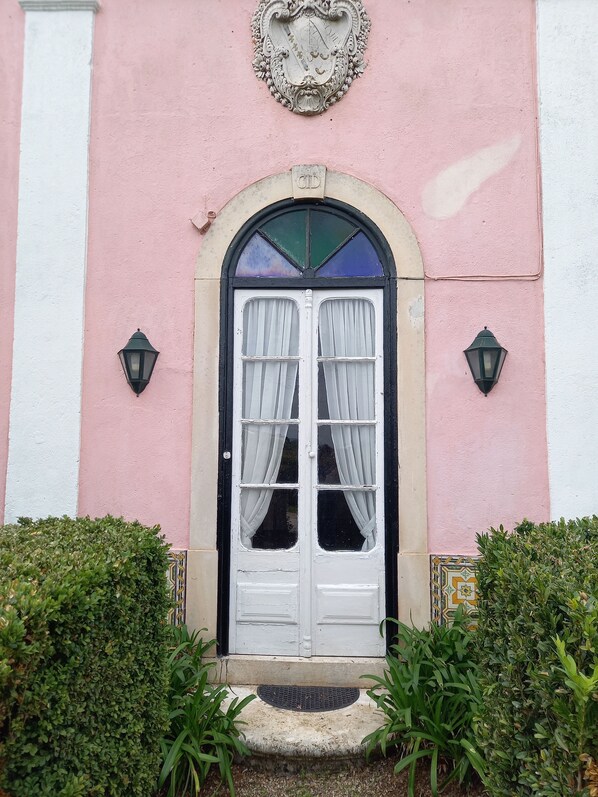 تفاصيل الفندق من الخارج