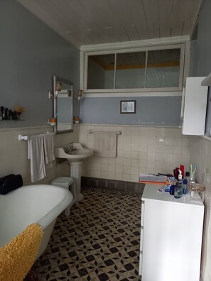 مجففات شعر، مناشف، صابون، ورق حمّام